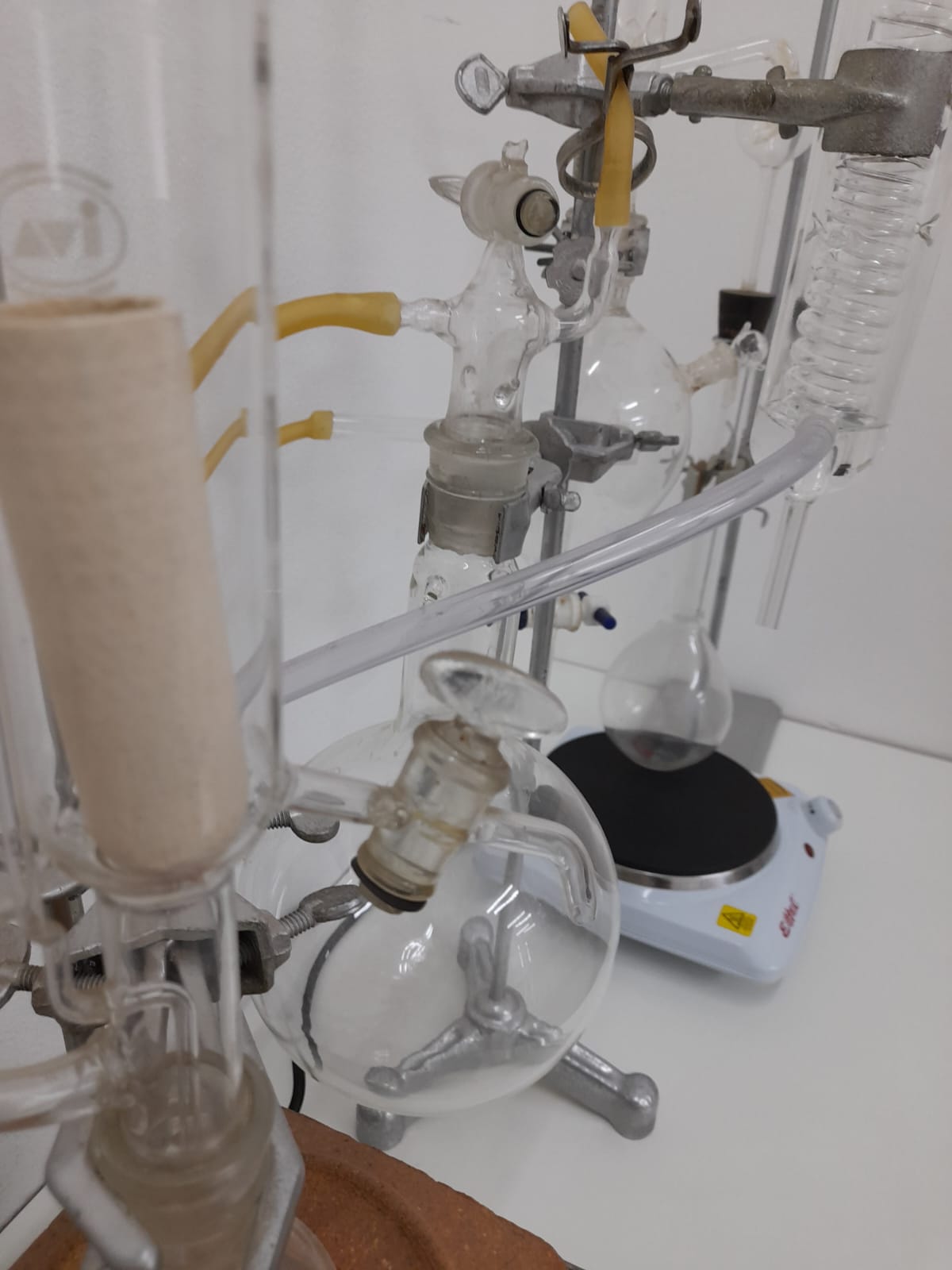 Mesa de trabajo con equipamiento de análisis